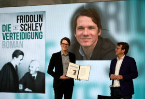 Fridolin Schley präsentiert neben Stadtrat Florian Roth die Urkunde im Münchner Literaturhaus © Volker Derlath